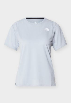 Lichtblauw T-shirt met korte mouwen en ronde hals met het The North Face-logo op de linkerborst, ontworpen voor casual of actief gebruik.