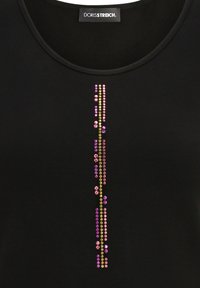 Schwarzes kurzärmeliges Oberteil mit rundem Ausschnitt, versehen mit einer vertikalen Anordnung bunter Strasssteine in Pink, Lila und Grün.
