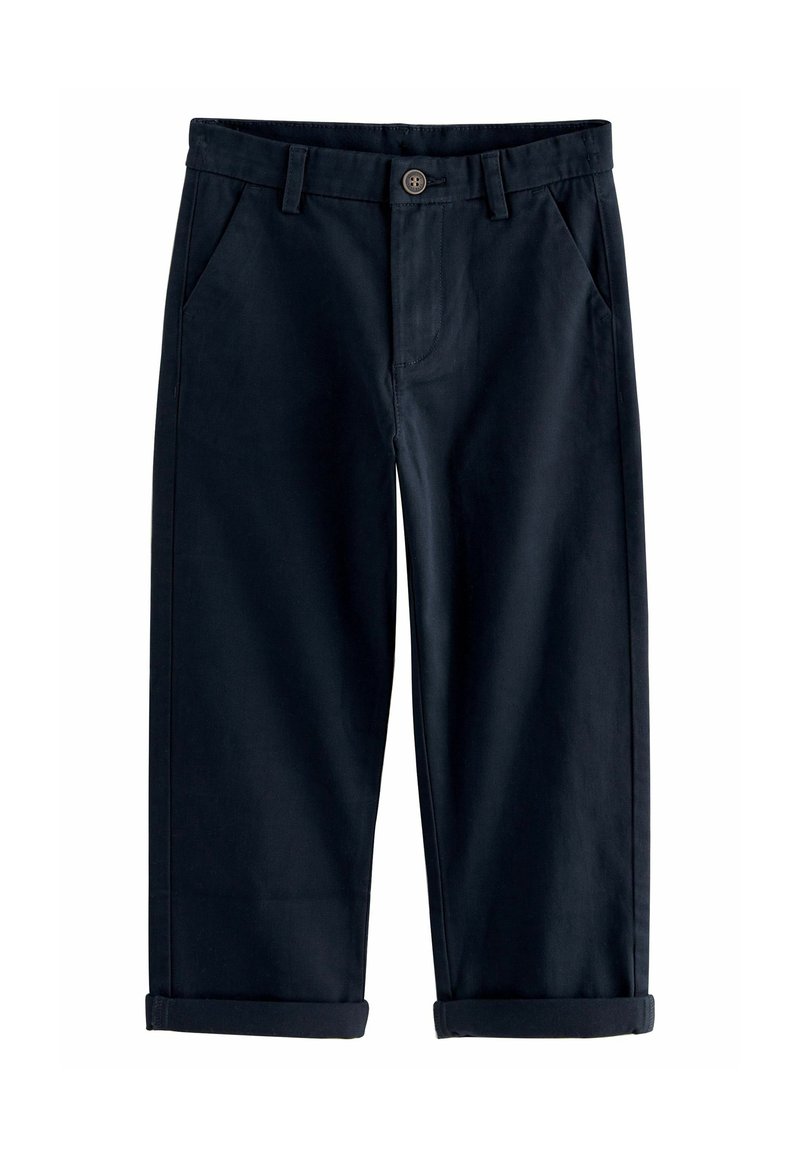 Chinos en coton bleu marine avec fermeture à bouton, deux poches avant et ourlets retroussés. Texture lisse et design à jambes droites.
