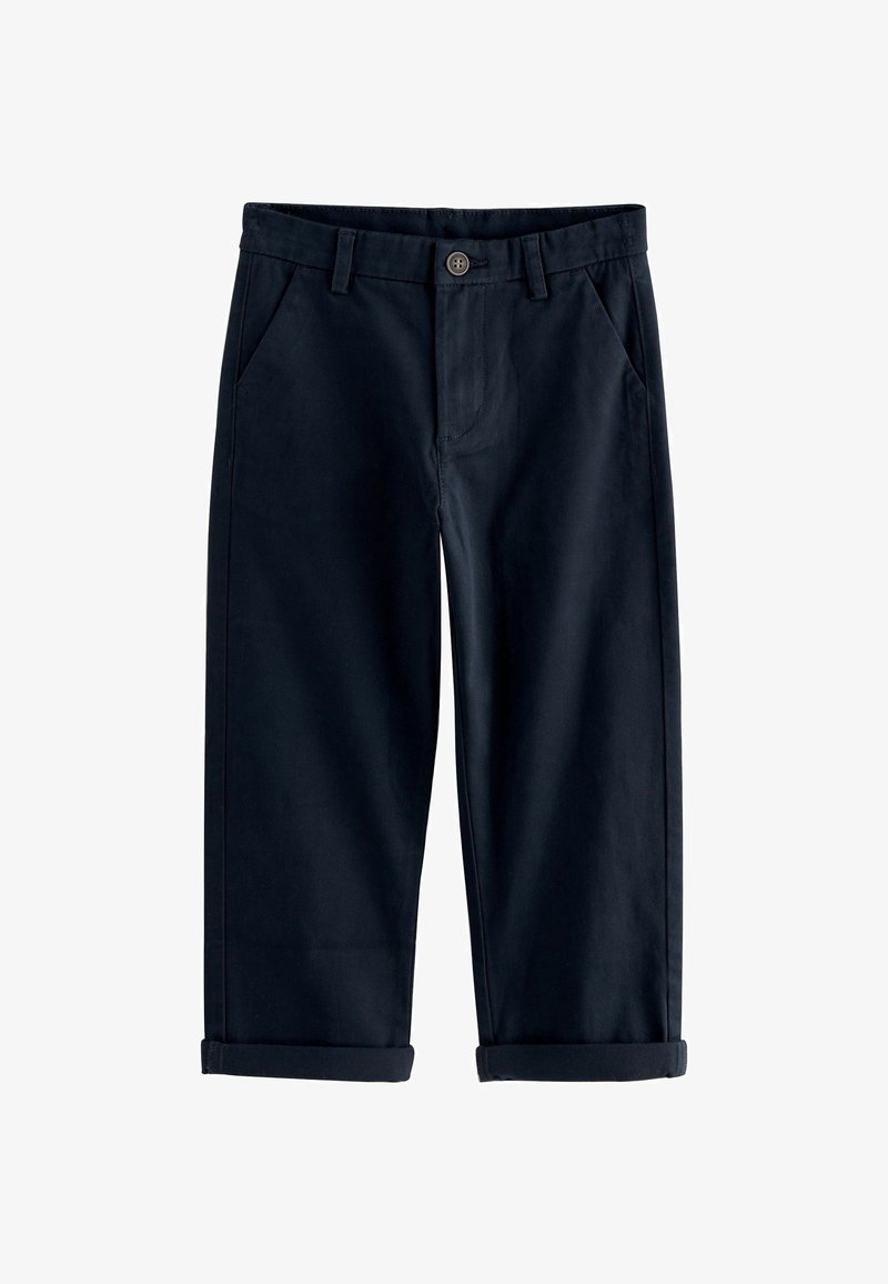 Chinos en coton bleu marine avec fermeture à bouton, deux poches avant et ourlets retroussés. Texture lisse et design à jambes droites.