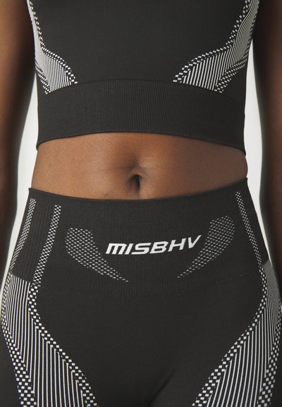 Must have mustikasid ülikonna lühike topp ja kõrge vöökoht, millel on valged graafilised mustrid ja brändi nimi "MISBHV" vöö peal.
