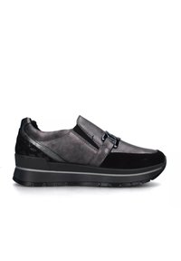 Sneaker slip-on nere e grigie con una finitura liscia e testurizzata, caratterizzate da una fascia decorativa e una suola spessa per il massimo comfort.