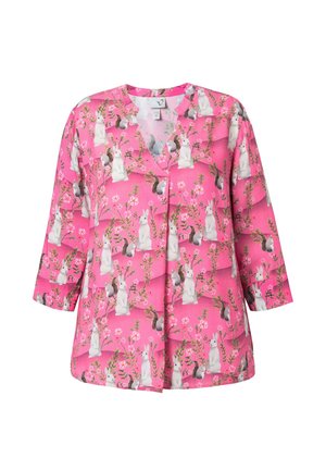Roze blouse met een herhaalde print van konijnen en bloemen, met een v-hals en driekwartmouwen. Gemaakt van lichte stof.