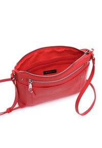 Červená kožená taška cez telo s uzatváraním na zips, vnútornými vreckami a odnímateľným popruhom. Hladký povrch s prvkami strieborného kovania.