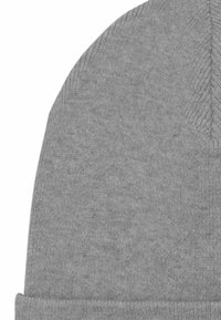 Grijze gebreide beanie met een gestructureerde afwerking. Heeft een omgeslagen boord en naadloze bovenkant, gemaakt van zachte, rekbare stof.