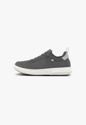Zapatilla deportiva gris con una parte superior sintética suave, collar acolchado, cordones planos y suela de goma. Presenta una suela y acentos en blanco contrastante.
