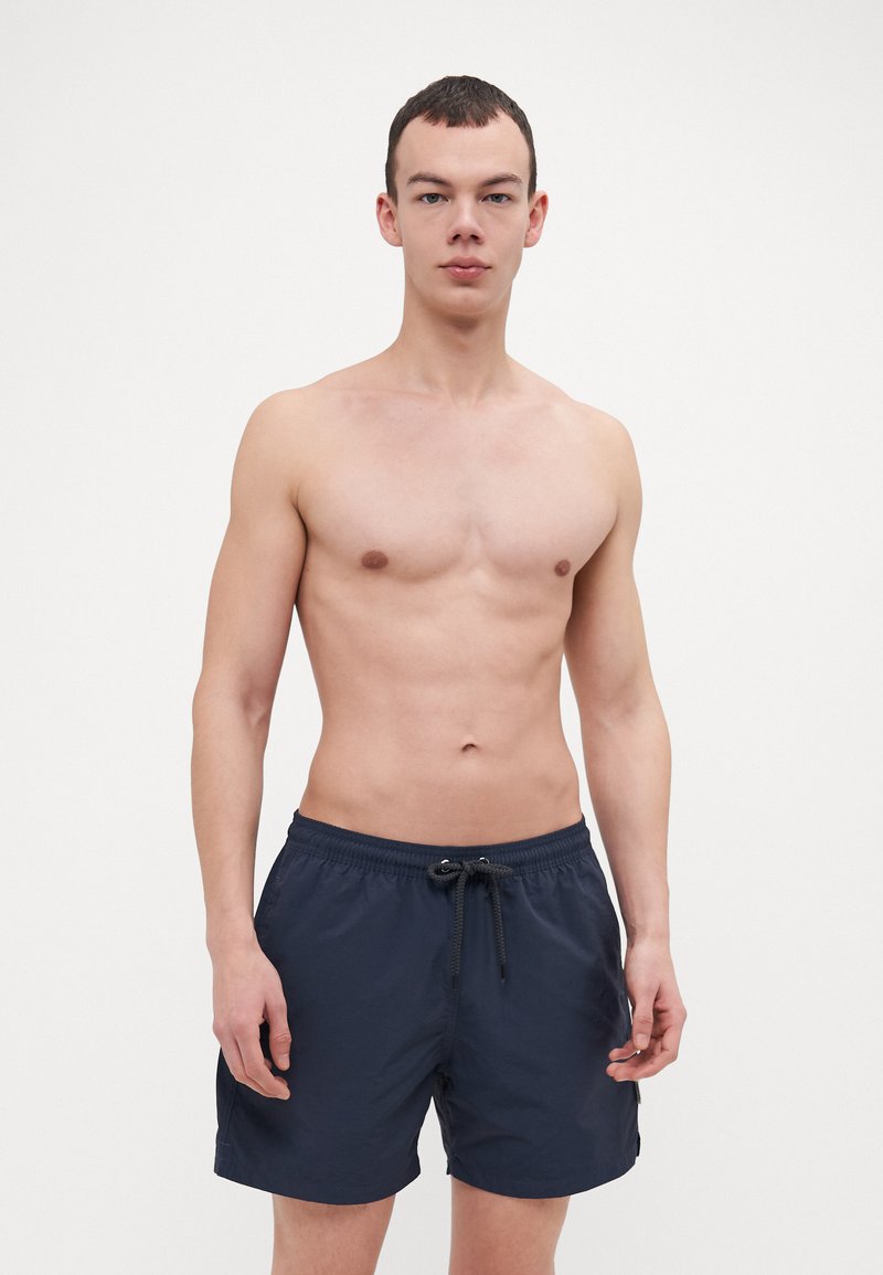 Marineblå svømmeshorts med elastisk livlinje og snor, med et enkelt design og letvægtsstof.