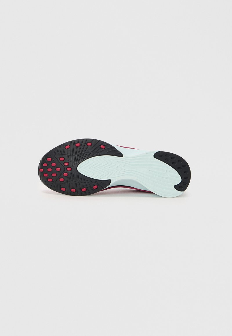 Suela de zapatilla deportiva con una base de goma negra con almohadillas de tracción rojas y rosas, que transiciona a una entresuela azul claro con surcos texturizados.