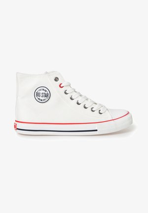 Białe wysokie trampki wykonane z płótna, z okrągłym logo, czerwonymi oczkami i białą gumową podeszwą z czerwonymi i granatowymi paskami.