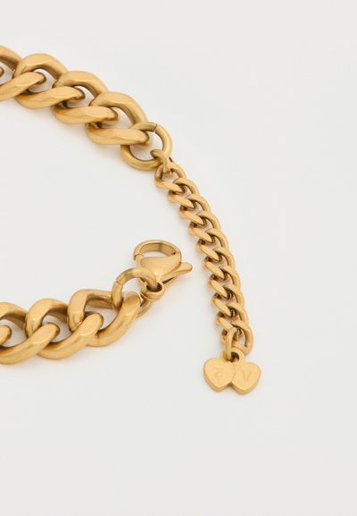 Βραχιόλι αλυσίδα σε χρυσαφί χρώμα με μεγάλα, διασυνδεδεμένα κρίκους και κούμπωμα τύπου αστακός. Περιλαμβάνει γοητεία με δύο καρδιές ως διακοσμητικά στοιχεία.