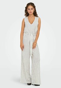 Tuta a righe bianche e navy con scollo a V profondo, design senza maniche, cintura legata in vita e pantaloni a gamba larga. Tessuto liscio.
