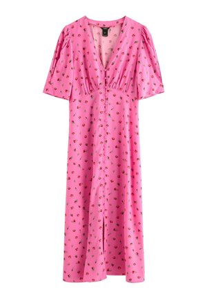 Lyserød midikjole med små røde blomsterprint, V-hals, korte pufærmer, indsamlet buste og forside med stofbetrukne knapper ned ad skørtet.