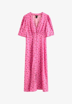 Lyserød midikjole med små røde blomsterprint, V-hals, korte pufærmer, indsamlet buste og forside med stofbetrukne knapper ned ad skørtet.