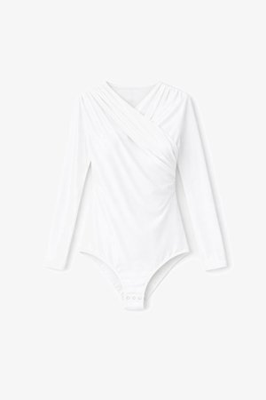 Wit rompertje met lange mouwen en overslagontwerp, met een V-hals en drukknoopsluiting aan de onderkant; gladde stof zonder patronen.