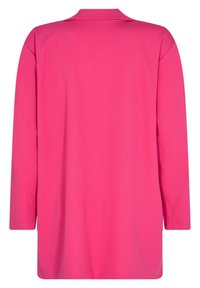 Camicia a maniche lunghe di un vivace rosa, con colletto polo, vestibilità comoda e texture liscia. La vista posteriore mostra un colore uniforme senza motivi.