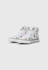Witte canvas hoge sneakers, versierd met kleurrijke stripfigurenprints, zwarte rubberen zool en gestikte accenten.