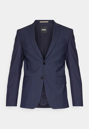 Marineblå skreddersydd blazer laget av glatt stoff, med to knapper, spiss krage og to frontlommer. Innvendig merket "BOSS."