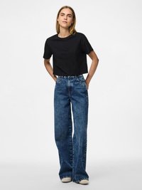 Melna saīsināta T-krekls, kombinēts ar augsto jostasvietu, platu kāju zilo džinsu biksēm. Džinsi ir ar izbalējušu krāsu un tradicionālo piecu kabatu dizainu.