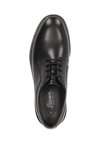 Chaussure habillée en cuir noir avec une texture lisse, bout rond et fermeture à laçage à cinq oeillets. Présente un logo sur la semelle intérieure et une semelle durable.