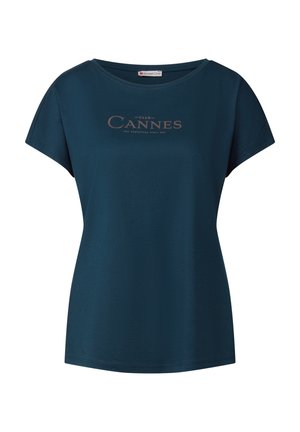 Teal T-shirt met korte mouwen en een ronde halslijn, voorzien van een "Cannes" grafiek in lichtbruine tekst en een zachte, gladde textuur.