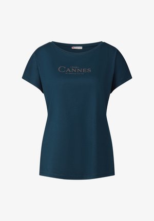 Türkisfarbenes T-Shirt mit kurzen Ärmeln und rundem Ausschnitt, das einen "Cannes"-Schriftzug in hellbraunem Text und eine weiche, glatte Textur aufweist.
