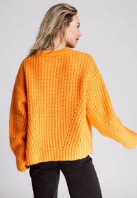 Zhrill Strickpullover - persimmon