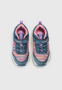 Baskets bleues avec une tige en maille, présentant des rayures horizontales multicolores. Accents roses sur le col et la semelle intérieure ; fermeture à sangle réglable.