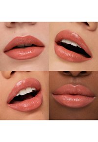 Quatre images en gros plan de lèvres présentant une couleur pêche nude. Les variations de brillance et de texture sont visibles, mettant en avant différentes formes et tailles.