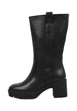 Bota de cuero negra hasta la rodilla con un tacón grueso y estriado, detalles de costura lateral y un lazo en la parte superior para facilitar su uso.