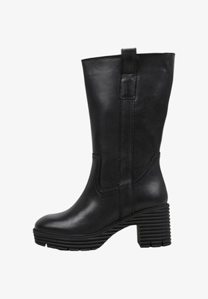 Bota de cuero negra hasta la rodilla con un tacón grueso y estriado, detalles de costura lateral y un lazo en la parte superior para facilitar su uso.