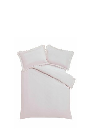 Zwei weiße Kissen mit gewellten Rändern und ein passender weißer Bettbezug auf einem Bett, bei dem eine Ecke umgeschlagen ist.