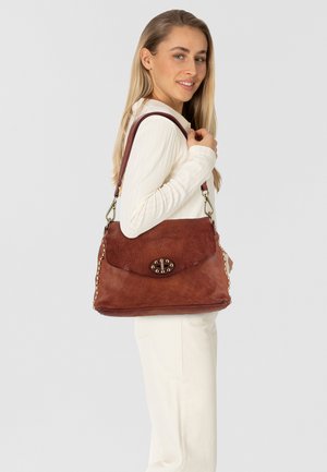 Borsa a tracolla in pelle marrone con superficie strutturata, dettagli in metallo e chiusura a patta, dotata di una robusta tracolla.