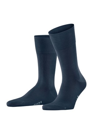 Paar von dunkelblauen Socken, die bis zur Wade reichen, mit verstärkten Zehen und Bündchen, auf einem weißen Hintergrund aufrecht stehend gezeigt.