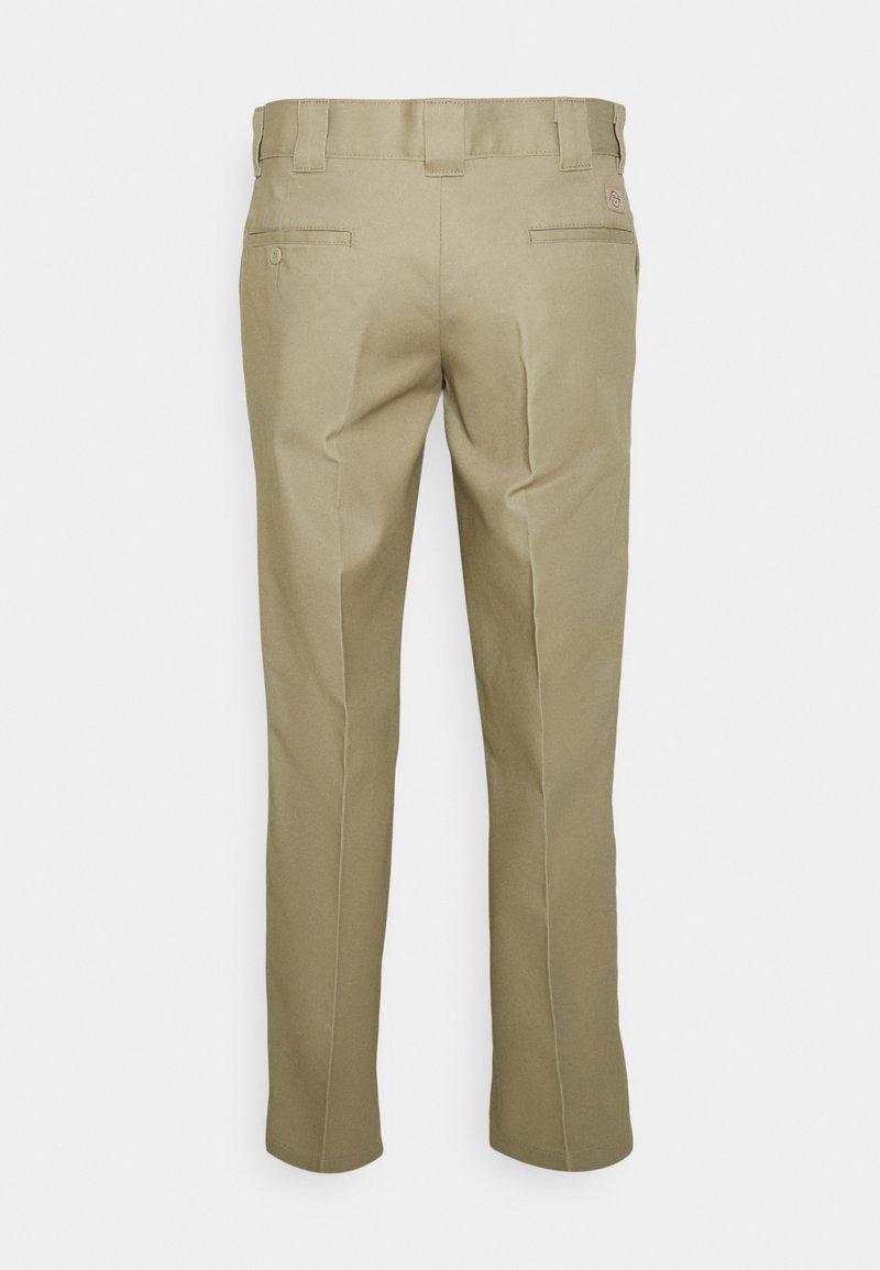 Pantalon droit kaki, avec une texture lisse, des passants de ceinture et des poches arrière avec des détails de bouton. Design minimaliste, sans matériel visible.