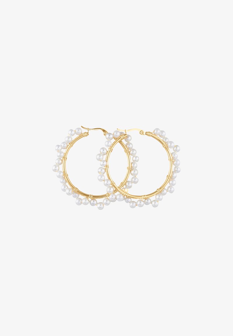 Goldene Creolen Ohrringe, die entlang des äußeren Randes mit weißen Perlen verziert sind. Sie verfügen über ein strukturiertes Drahtdesign und einen sicheren Verschluss.