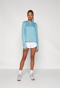 Nike Performance SWIFT TOP - Langærmet T-shirt - denim turquoise/silver