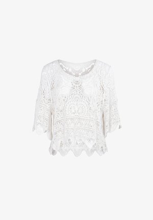 Hvid blonder kortærmet bluse med blomster- og geometriske mønstre, bølget kant og rund halsudskæring.