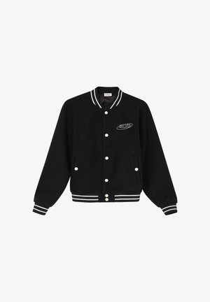 Mustast viljast valmistatud ülikooli jakk. Omab valgete triipudega krae ja mansette, nuppe ees ning logo plaati rinnal.