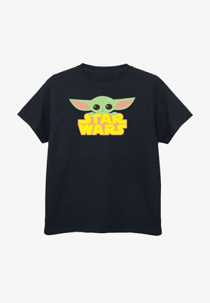 Must t-särk mustast puuvillast, millel on karikatuurne roheline tegelane suurte kõrvadega, ja kollane tekst "STAR WARS". Lühikesed varrukad ja ümmargune kaelus.