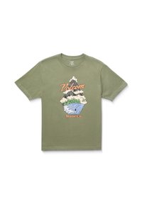 Olivgrön bomullströja med en grafisk design av berg, träd och vågor med texten "Volcom Stone Co." i orange. Kort ärm.