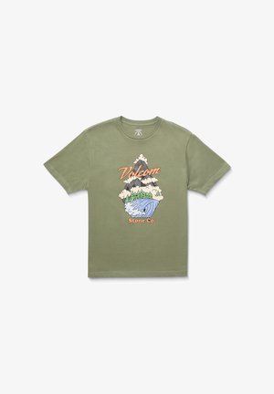 Olivgrünes Baumwoll-T-Shirt mit einem grafischen Design von Bergen, Bäumen und Wellen, auf dem der Text "Volcom Stone Co." in Orange zu sehen ist. Kurze Ärmel.