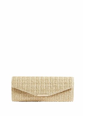 Gewebte beige Clutch mit strukturiertem Fischgrätmuster, ausgestattet mit einem Klappenverschluss und einem rechteckigen Akzent aus goldenem Metall.