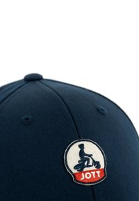 Mariene blauwe baseballpet met een gladde textuur, voorzien van een cirkelvormig geborduurd logo met een scooterontwerp en de tekst "JOTT."