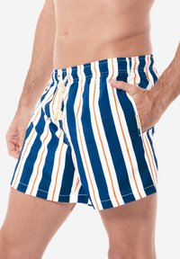 Costume da bagno a strisce blu, bianco e arancione; presenta una vita elastica con cordino, tasca laterale e una texture morbida.