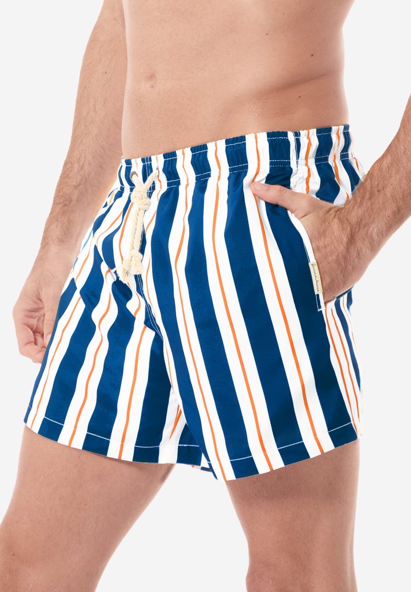 Costume da bagno a strisce blu, bianco e arancione; presenta una vita elastica con cordino, tasca laterale e una texture morbida.