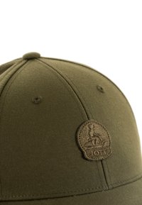 Gorra verde oliva con forma redondeada, que presenta una tela texturizada, parche con logo bordado y detalles de costuras en la parte superior y los lados.