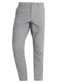 Pantalones ajustados de color gris claro con trabillas, botón frontal y bolsillos laterales, exhibidos sobre un fondo blanco liso.