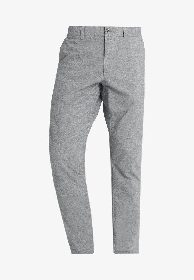 Pantalones ajustados de color gris claro con trabillas, botón frontal y bolsillos laterales, exhibidos sobre un fondo blanco liso.