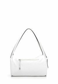 Weiße Leder-Schultertasche mit einem eleganten Design, gebogenem Griff und einer Reißverschluss-Tasche auf der Vorderseite. Kontrastierende schwarze Akzente betonen die Kanten.