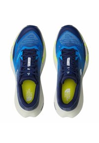 Zapatillas deportivas en azul y marino con tela de malla, acentos en blanco y amarillo neón, punta redonda, superficie texturizada y logo en la lengüeta.
